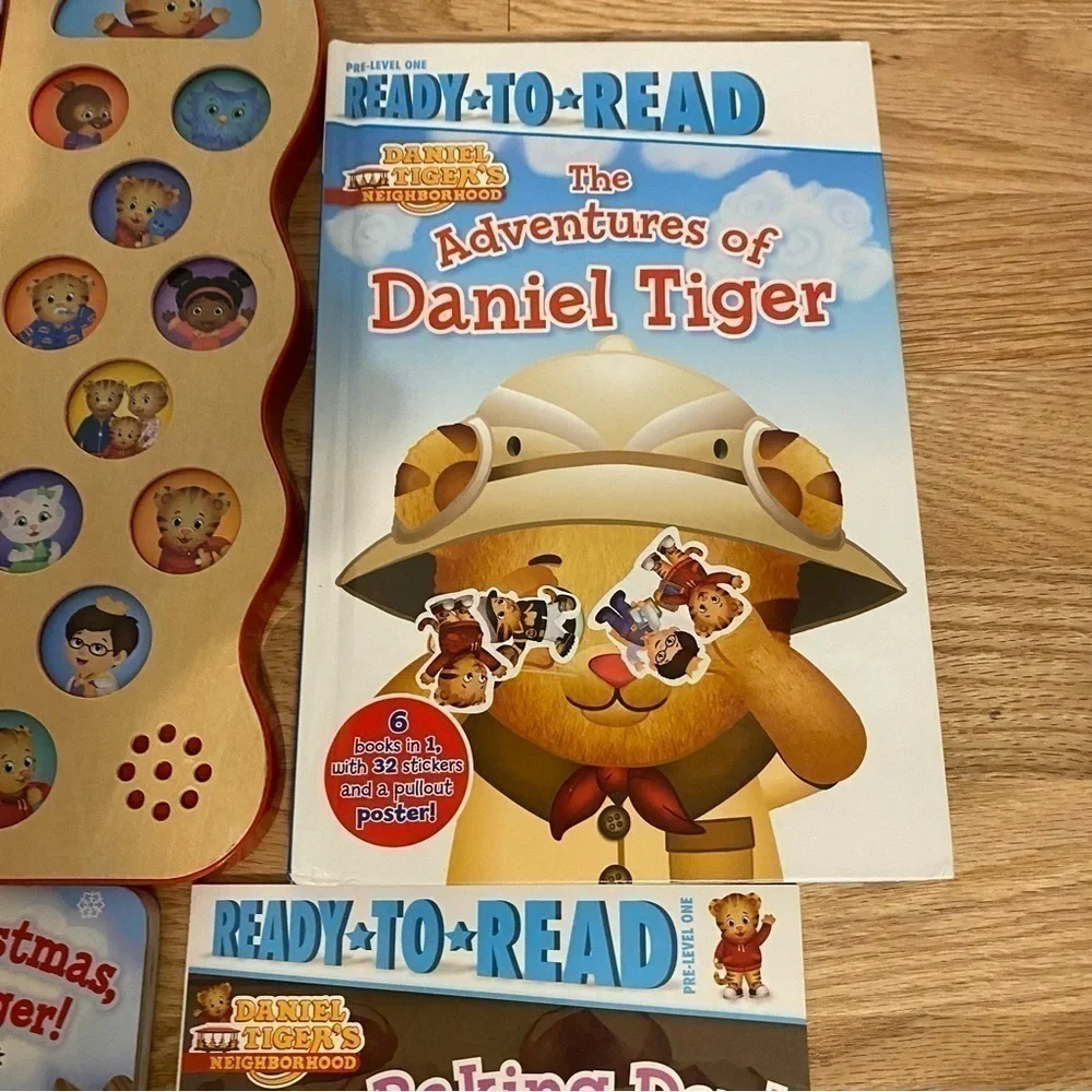 Daniel Tiger Book Bundle Lot Song Musical Button Ready to Read Neighborhood
